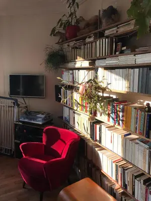 Bibliothèque dans l'appartement