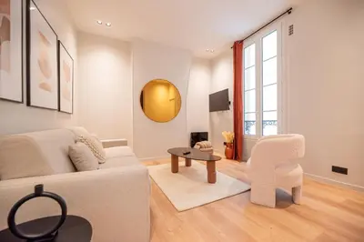 Télévision ou salle de divertissement dans l'établissement Lovely Flat in the marais