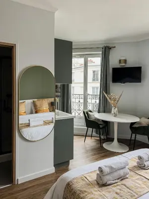 Un ou plusieurs lits dans un hébergement de l'établissement Studio de charme parisien