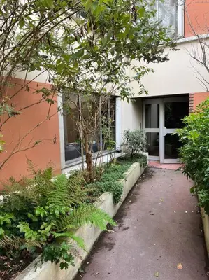 Jardin de l'établissement Superbe appartement à 8 minutes de la nation.