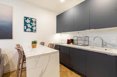 Cuisine ou kitchenette dans l'établissement Appartement moderne pour 4 proche Arc de Triomphe