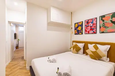 Un ou plusieurs lits dans un hébergement de l'établissement Appartement moderne pour 4 proche Arc de Triomphe