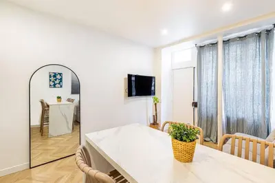 Télévision ou salle de divertissement dans l'établissement Appartement moderne pour 4 proche Arc de Triomphe