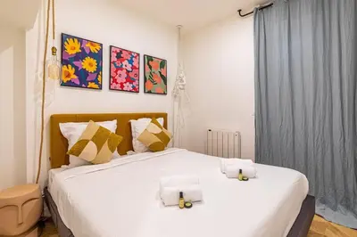 Un ou plusieurs lits dans un hébergement de l'établissement Appartement moderne pour 4 proche Arc de Triomphe