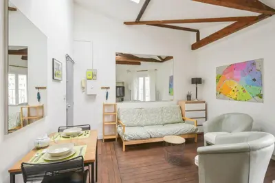 Coin salon dans l'établissement Appartement Surcouf - Welkeys