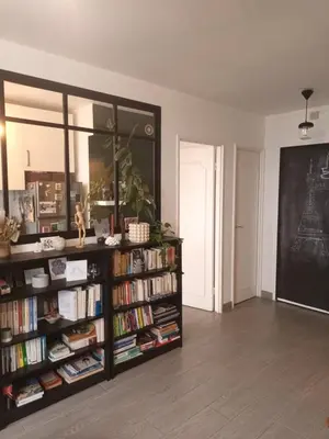 Bibliothèque dans l'appartement