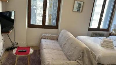 Télévision ou salle de divertissement dans l'établissement Studio Paris buttes Chaumont