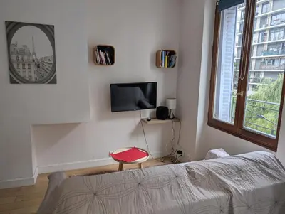 Télévision ou salle de divertissement dans l'établissement Studio Paris buttes Chaumont