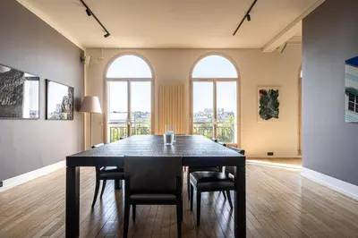 Télévision ou salle de divertissement dans l'établissement Luxury 4 Bedroom Eiffel Tower View