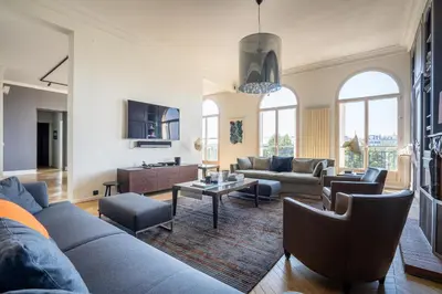 Télévision ou salle de divertissement dans l'établissement Luxury 4 Bedroom Eiffel Tower View