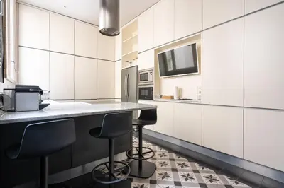 Cuisine ou kitchenette dans l'établissement Luxury 4 Bedroom Eiffel Tower View