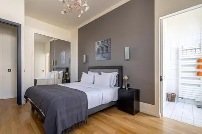 Un ou plusieurs lits dans un hébergement de l'établissement Luxury 4 Bedroom Eiffel Tower View