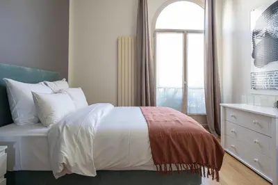 Un ou plusieurs lits dans un hébergement de l'établissement Luxury 4 Bedroom Eiffel Tower View