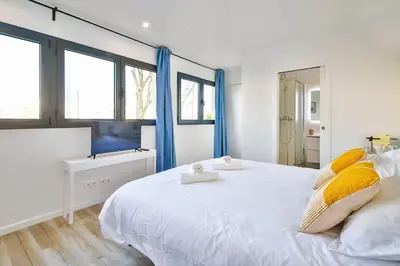 Un ou plusieurs lits dans un hébergement de l'établissement Studio Design Près du Metro