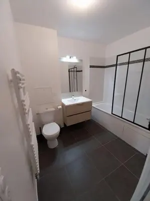 Salle de bains dans l'établissement Confort à Asnières