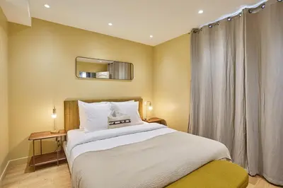 Un ou plusieurs lits dans un hébergement de l'établissement Apartment Center of Paris by Studio prestige