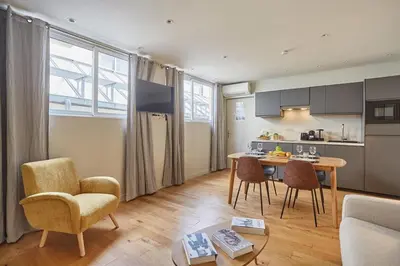 Cuisine ou kitchenette dans l'établissement Apartment Center of Paris by Studio prestige