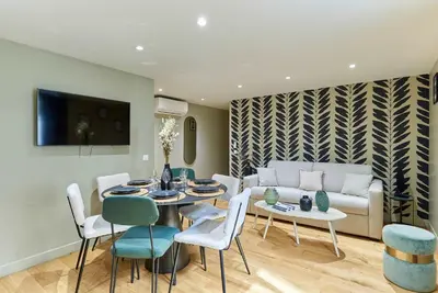 Télévision ou salle de divertissement dans l'établissement Apartment Center of Paris by Studio prestige