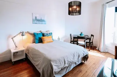 Un ou plusieurs lits dans un hébergement de l'établissement Paris Langeac Apartments