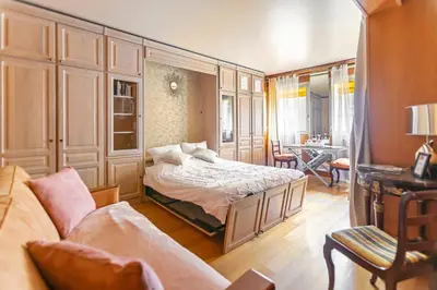 Un ou plusieurs lits dans un hébergement de l'établissement Arc de triomphe studio charme authentique