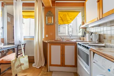 Cuisine ou kitchenette dans l'établissement Arc de triomphe studio charme authentique