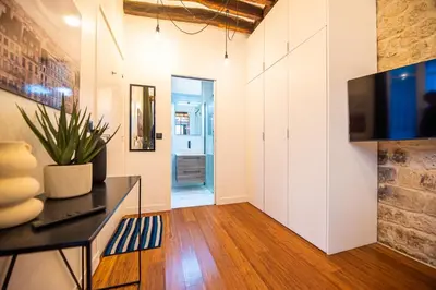 Télévision ou salle de divertissement dans l'établissement Lovely apartment in Paris -