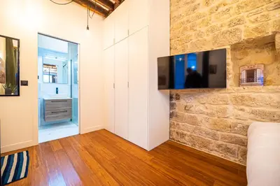 Télévision ou salle de divertissement dans l'établissement Lovely apartment in Paris -