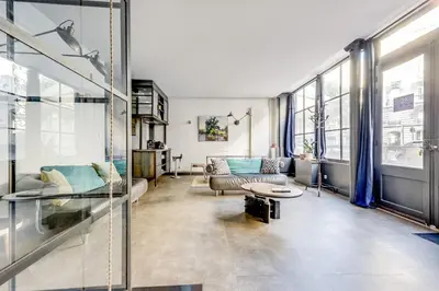 Coin salon dans l'établissement L'Atelier - Loft rénové en souplex - Tour Eiffel
