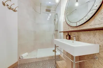 Salle de bains dans l'établissement L'Atelier - Loft rénové en souplex - Tour Eiffel