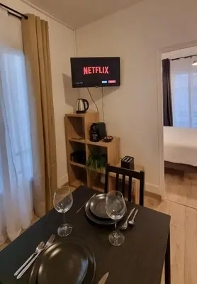 Télévision ou salle de divertissement dans l'établissement Paris Opéra - Montmartre & Metro 13 & 14
