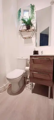 Télévision ou salle de divertissement dans l'établissement Paris Opéra - Montmartre & Metro 13 & 14