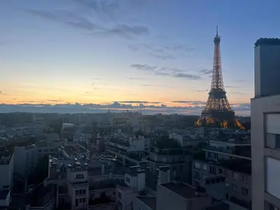 Vue générale sur Paris ou vue de la ville depuis l'appartement