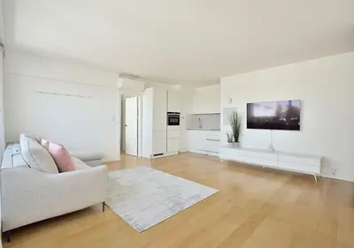 Télévision ou salle de divertissement dans l'établissement Top Floor Million Dollar View Eiffel Tower, 2 beds, 4 people
