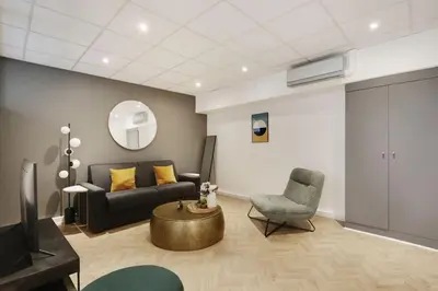 Coin salon dans l'établissement Beautiful apartment 4P/1BR Champs Elysées