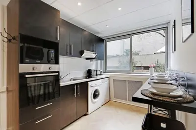 Cuisine ou kitchenette dans l'établissement Beautiful apartment 4P/1BR Champs Elysées