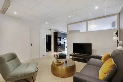 Télévision ou salle de divertissement dans l'établissement Beautiful apartment 4P/1BR Champs Elysées