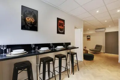 Coin salon dans l'établissement Beautiful apartment 4P/1BR Champs Elysées