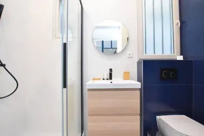 Salle de bains dans l'établissement Charming Apartment -3BR/6P-Gare du Nord/Montmartre