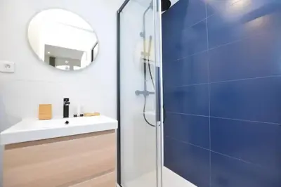Salle de bains dans l'établissement Charming Apartment -3BR/6P-Gare du Nord/Montmartre