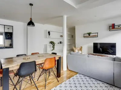 Télévision ou salle de divertissement dans l'établissement Amazing Apartment: 2BR/4P -Bastille/Saint Ambroise