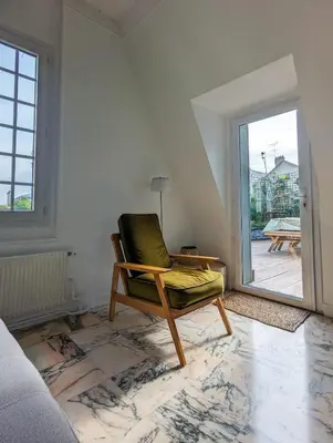 Coin salon dans l'établissement Appartement lumineux avec terrasse à 7min de Paris