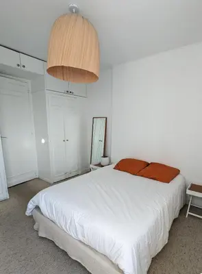 Un ou plusieurs lits dans un hébergement de l'établissement Appartement lumineux avec terrasse à 7min de Paris