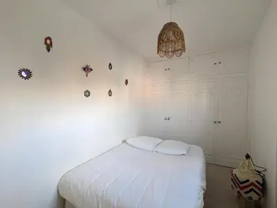Un ou plusieurs lits dans un hébergement de l'établissement Appartement lumineux avec terrasse à 7min de Paris