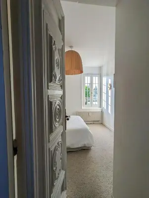 Un ou plusieurs lits dans un hébergement de l'établissement Appartement lumineux avec terrasse à 7min de Paris