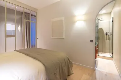 Salle de bains dans l'établissement Marais - Magnificent 3BR/BTH decorated with taste
