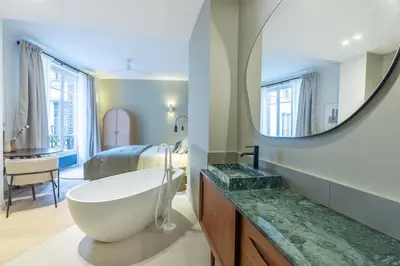 Salle de bains dans l'établissement Marais - Magnificent 3BR/BTH decorated with taste