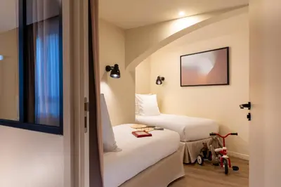 Un ou plusieurs lits dans un hébergement de l'établissement Yuna Montmartre - ApartHotel