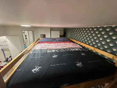 Un ou plusieurs lits dans un hébergement de l'établissement Studio equipé, lumineux a Paris