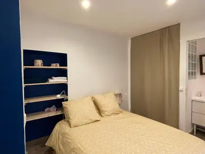 Un ou plusieurs lits dans un hébergement de l'établissement Charmant et tranquille plein centre de Paris!