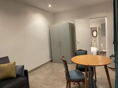 Coin salon dans l'établissement Charmant et tranquille plein centre de Paris!